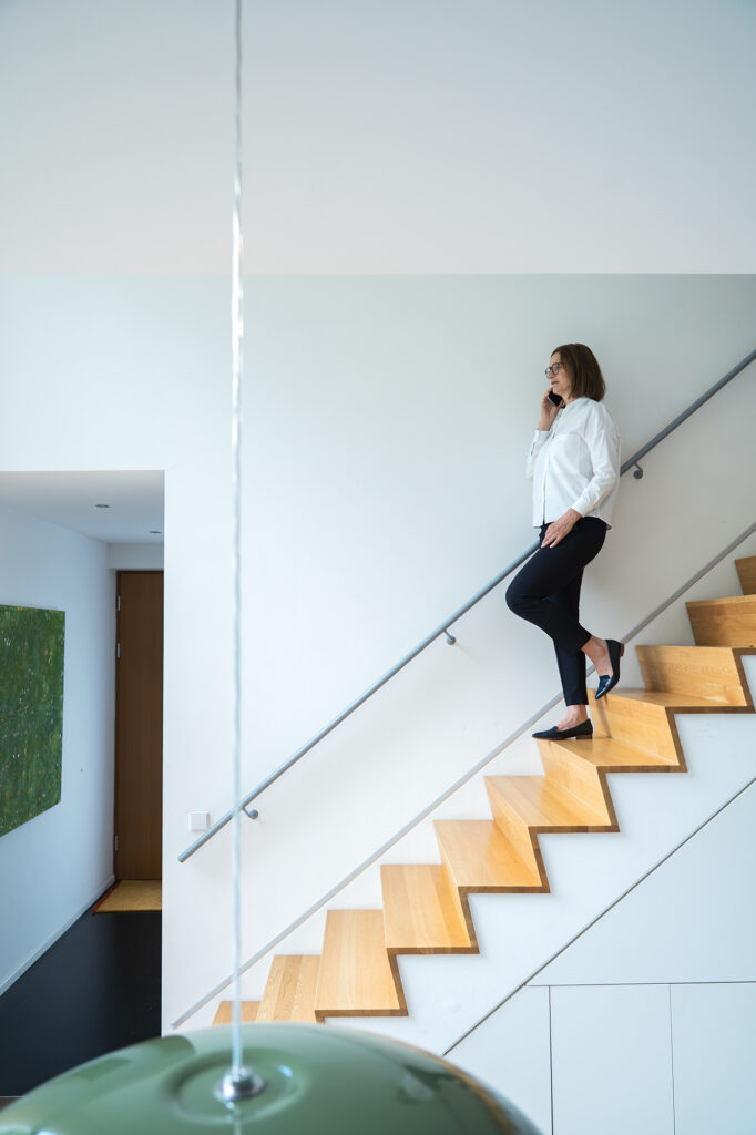 Arlett Hesse läuft mit Handy am Ohr eine Treppe hinunter. Entstanden während unseres Businesshootings.